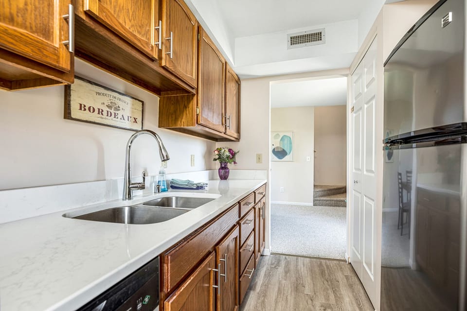 Full-size fridge, oven, microwave, dishwasher