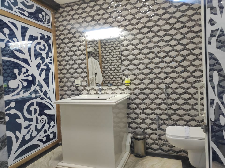 Premium Studio Suite | Bathroom | Shower, towels
