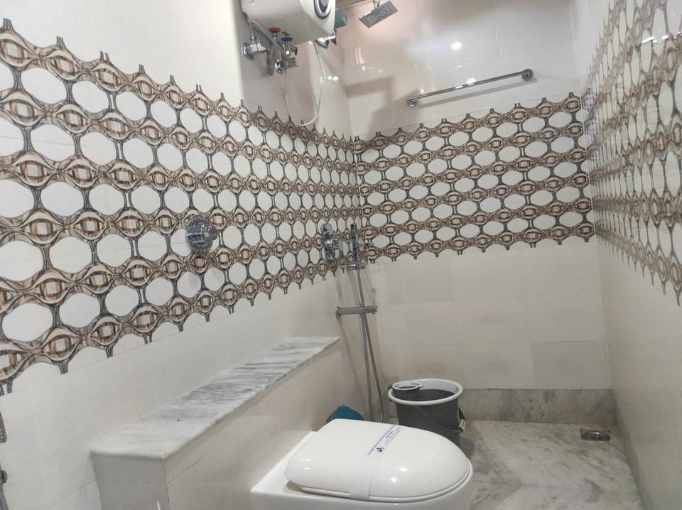 Superior Double Room | Bathroom | Shower, towels