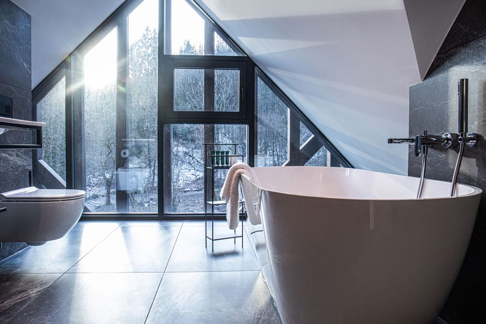 Superior Suite | Bathroom | Shower, free toiletries, hair dryer, slippers