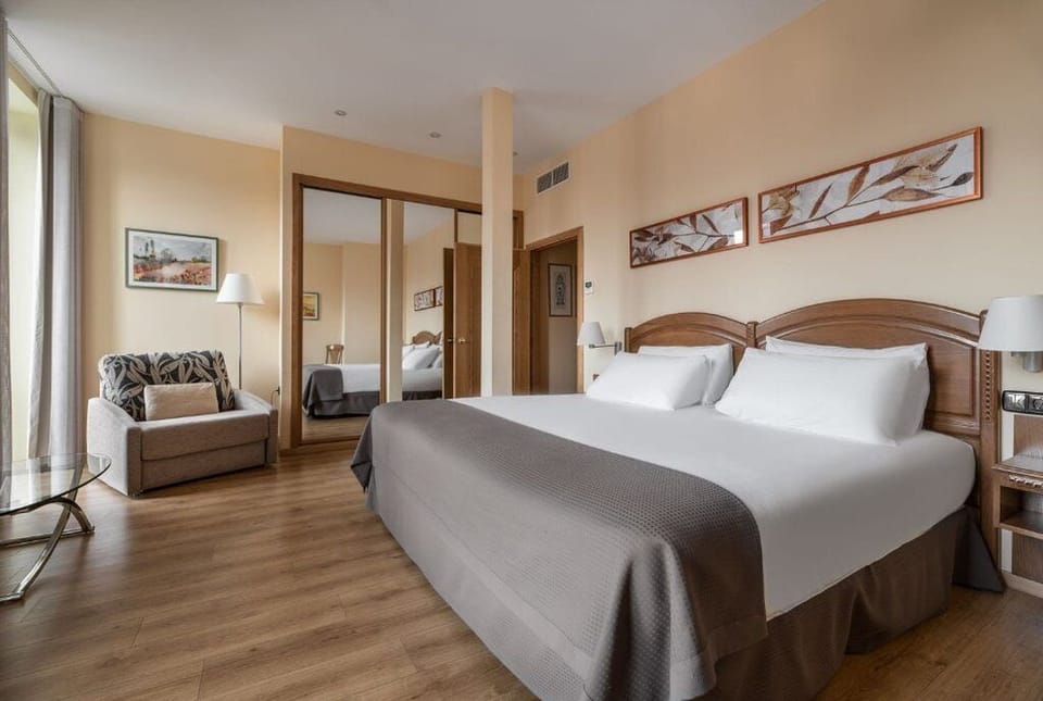 Superior Room | In-room safe, desk, laptop workspace, blackout drapes