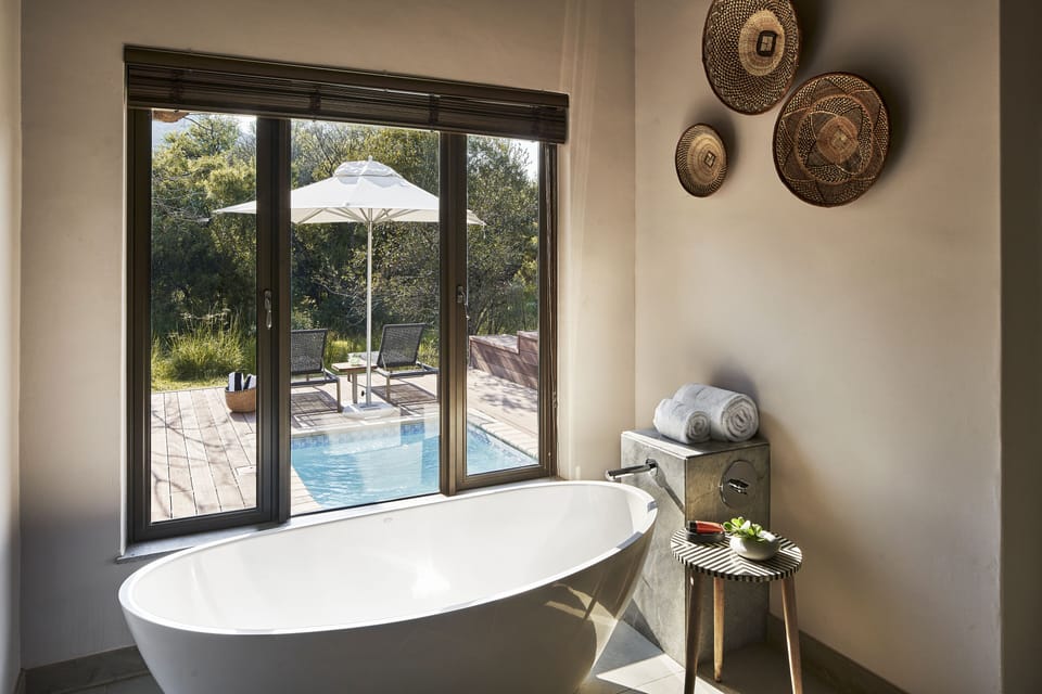 Luxury Suite | Bathroom | Eco-friendly toiletries, hair dryer, towels, soap