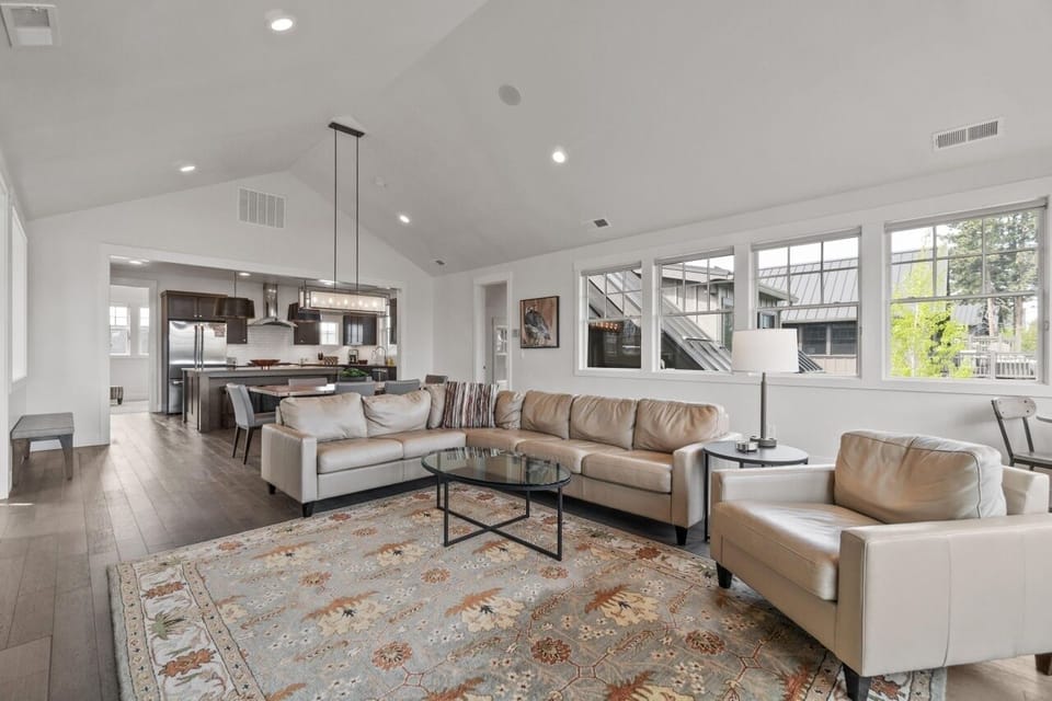 House, 5 Bedrooms | Living room