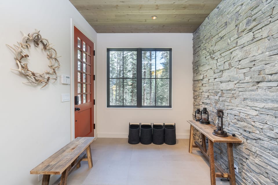 10-mountain-modern-rustic-mountain-village-entry