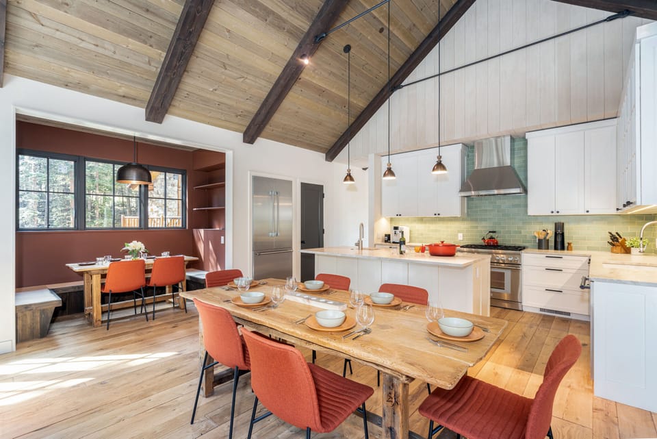 3.1-mountain-modern-rustic-mountain-village-dining1