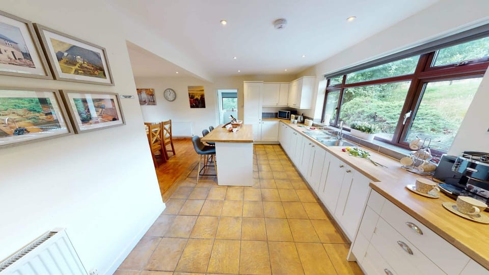 Arniss Farmhouse Kitchen