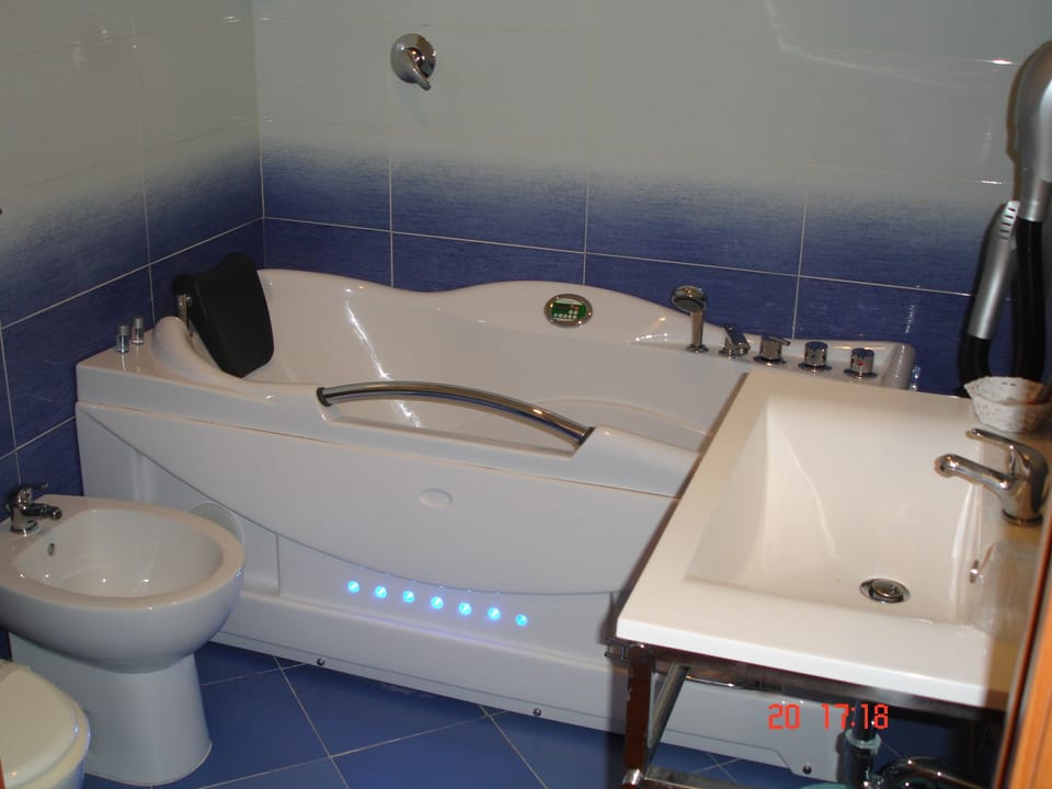 Double Room Single Use | Bathroom | Shower, rainfall showerhead, free toiletries, hair dryer