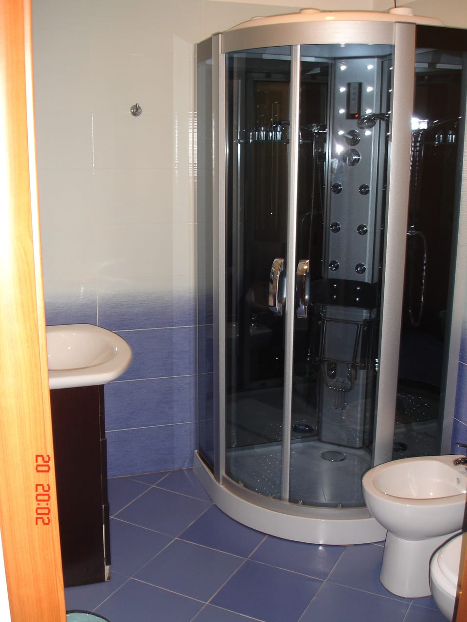 Shower, rainfall showerhead, free toiletries, hair dryer