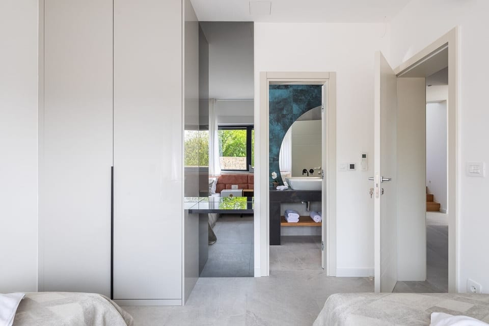 En-suite bathroom (4sqm) with a shower