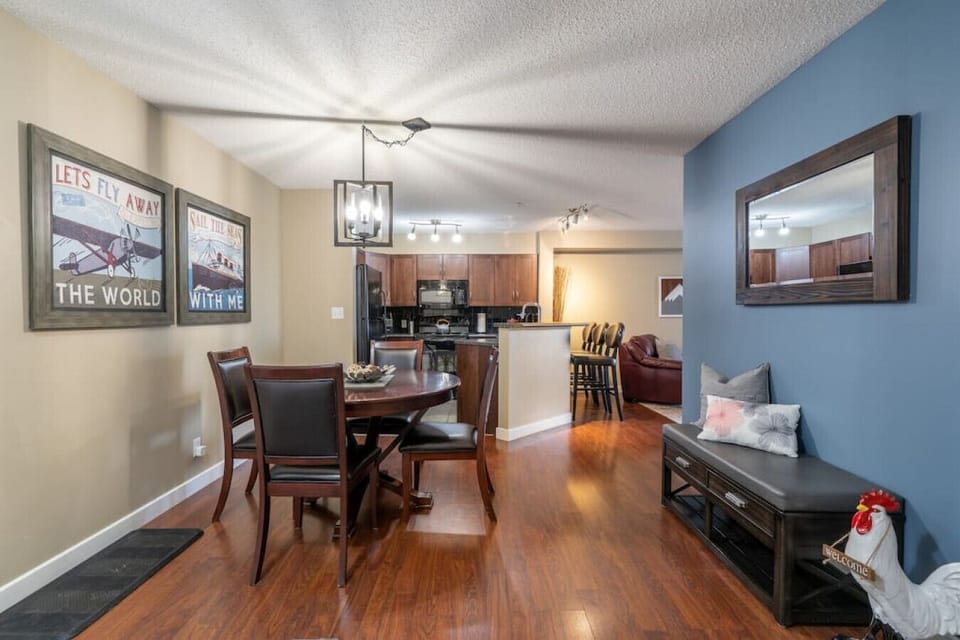 Dining area with seating for 4.