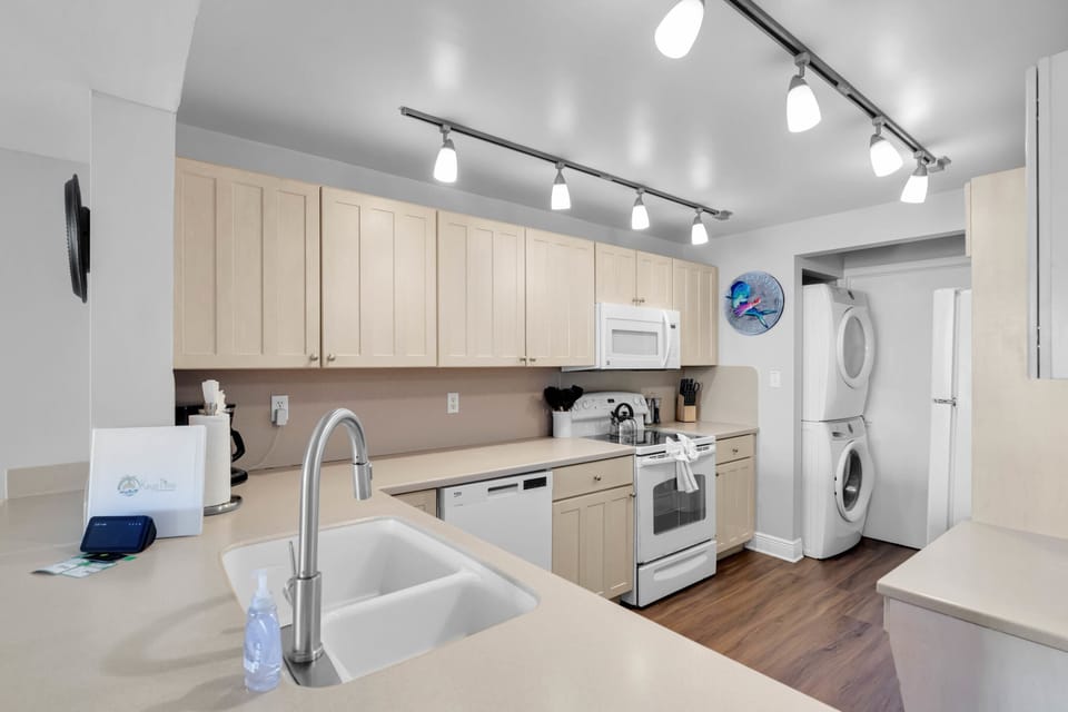 Kitchen, full size washer/dryer