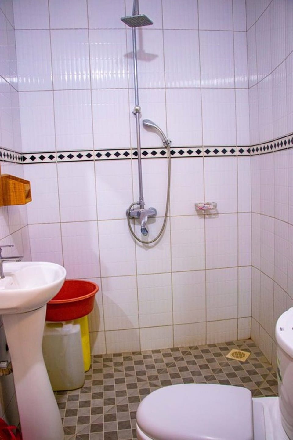 Shower, rainfall showerhead, free toiletries, towels