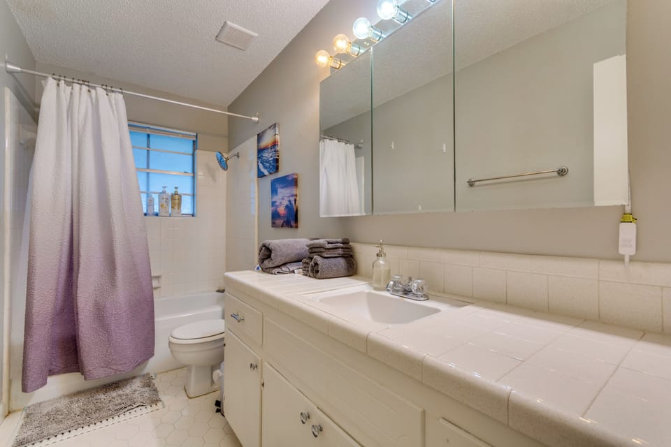 Full Bathroom | Complimentary Toiletries