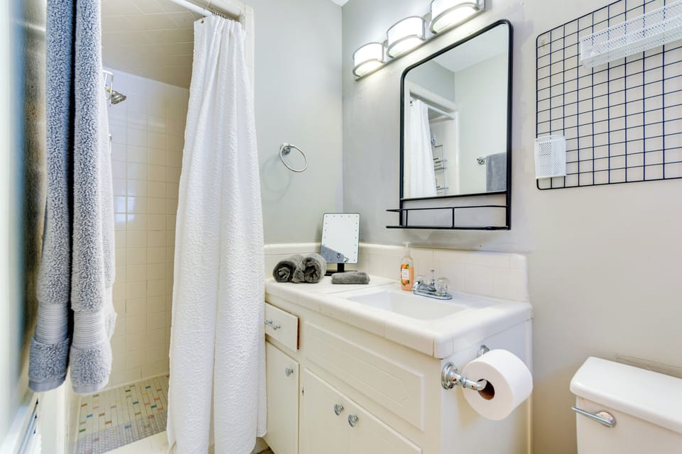 Full Bathroom | Complimentary Toiletries