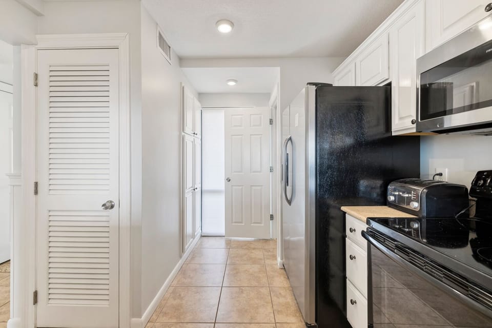 You’ll have handy small kitchen appliances, including toaster, blender, and coffeemaker.