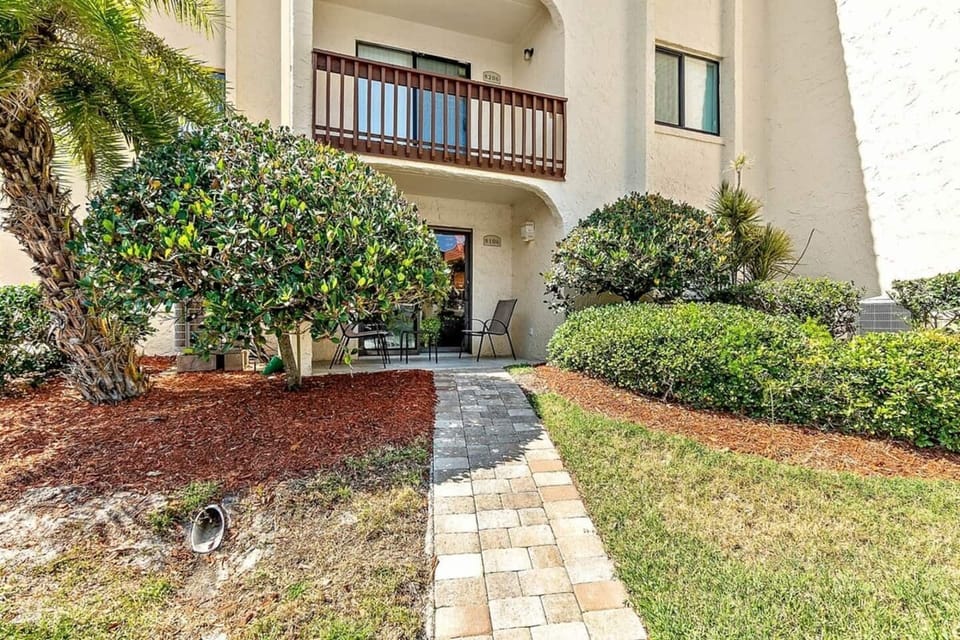 Brick path from your patio leads you to the beach in 2 minutes.
