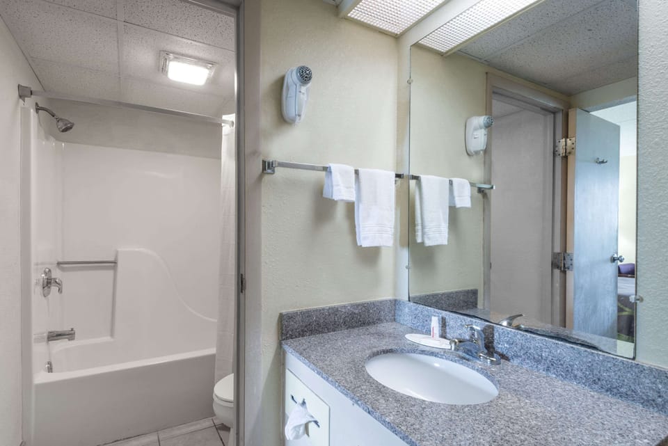 Combined shower/tub, hair dryer, towels