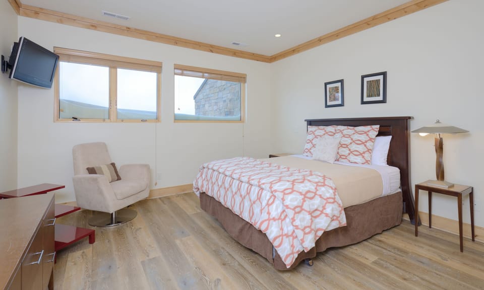 Guest Bedroom with Queen Bed