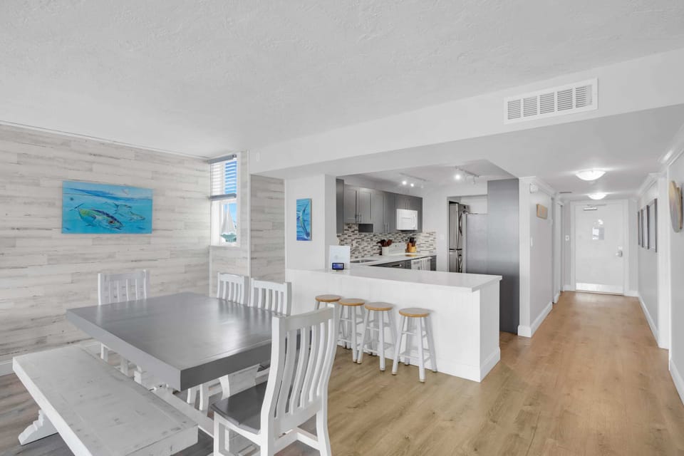 Dining Table & Breakfast Seating