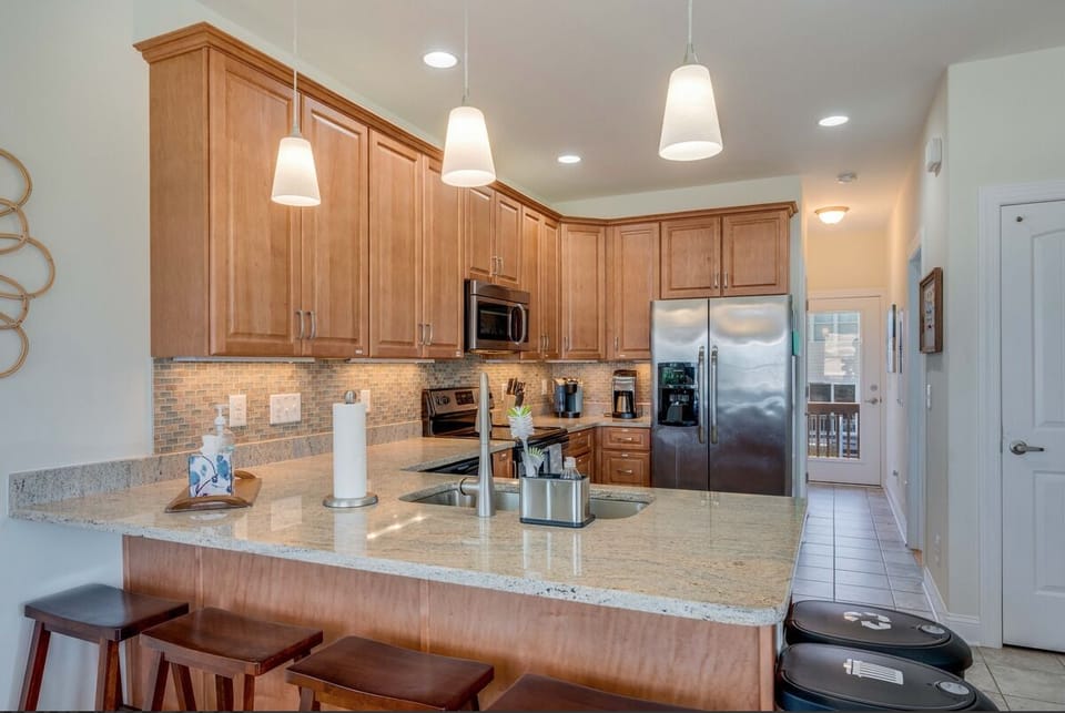 Eat in breakfast bar offers seating for 4
