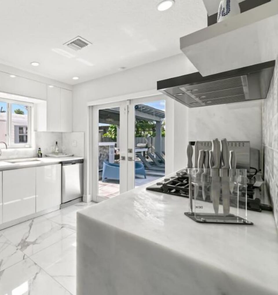 Explore the trendsetting elegance of our kitchen and dining space.