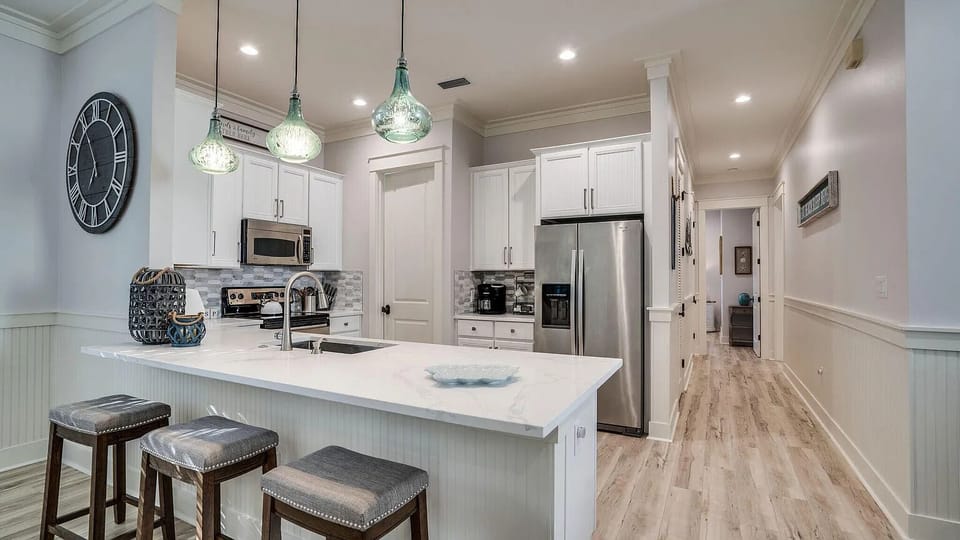 Fully equipped kitchen with seating 