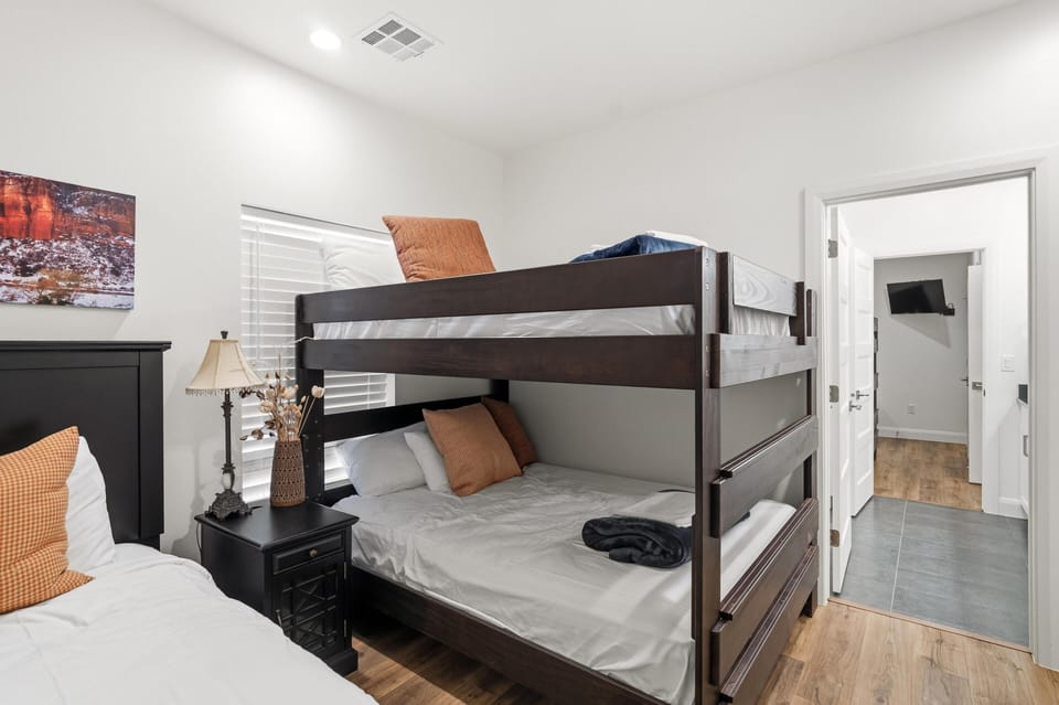 Bedroom 4... Queen bunk and single