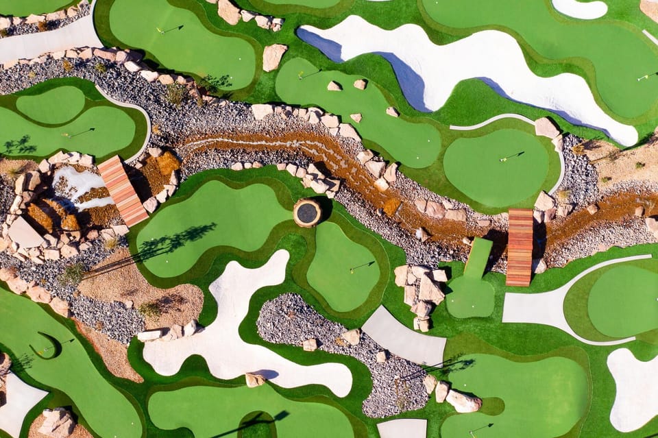 Mini golf competition course