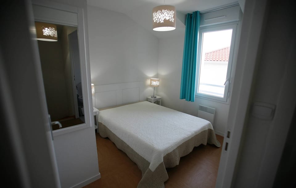 Drift off to sleep in the comfortable double bed for 2. Bedding configurations may vary.