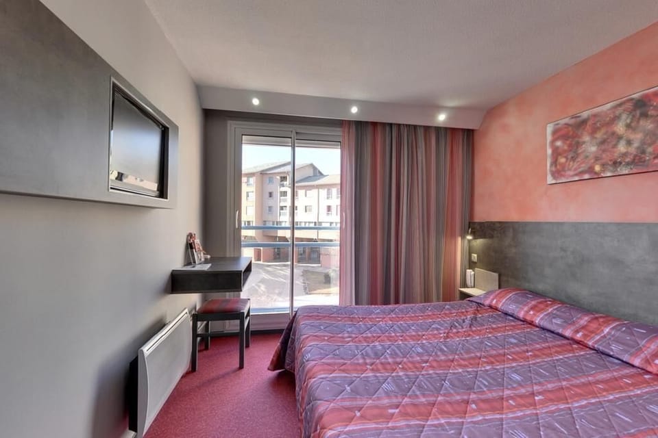 Bedding configurations and decoration may vary.