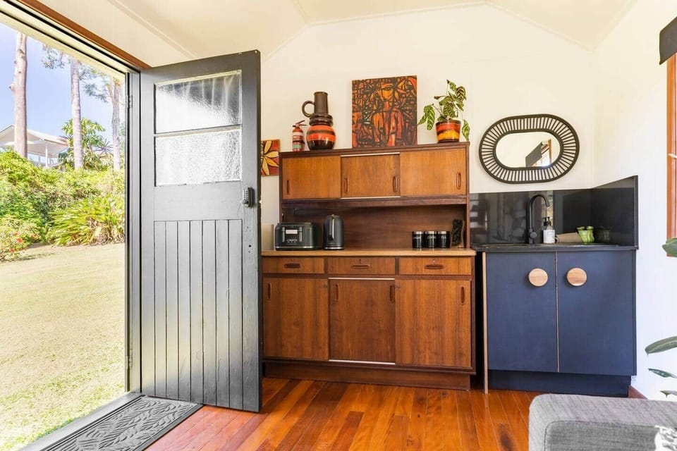 Kitchenette ( not full kitchen as header states, unable to change the header) complete with appliances and crockery and cutlery.