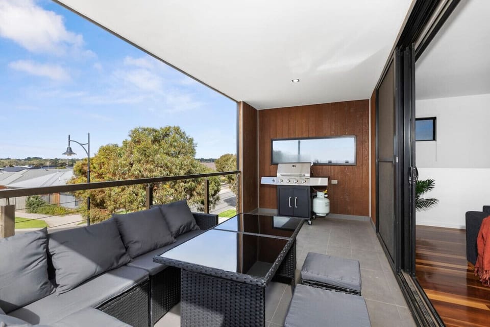 🌿 Private balcony with outdoor seating, ideal for relaxing and entertaining