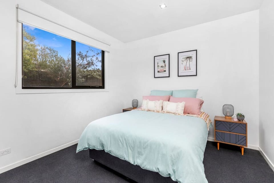 ✨ Comfortable and inviting queen bedroom, perfect for a restful night’s sleep