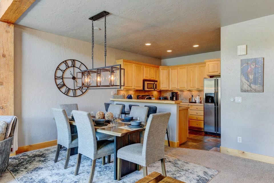 Dining Area With Seating For 6 People