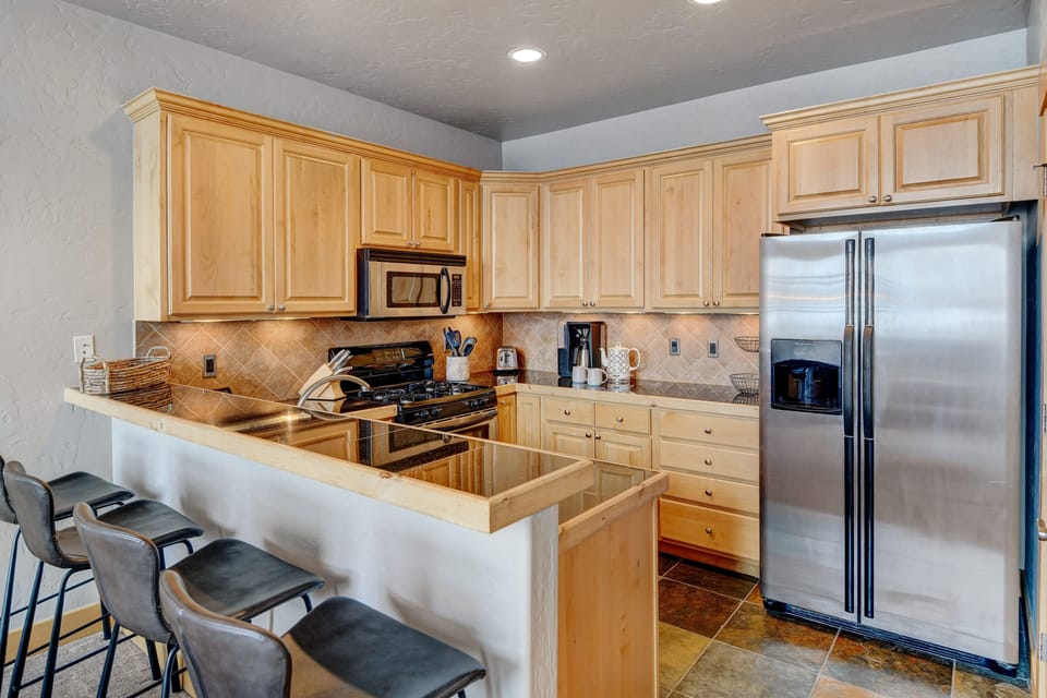 Fully Stocked Kitchen With Island Bar Seating For 4 People