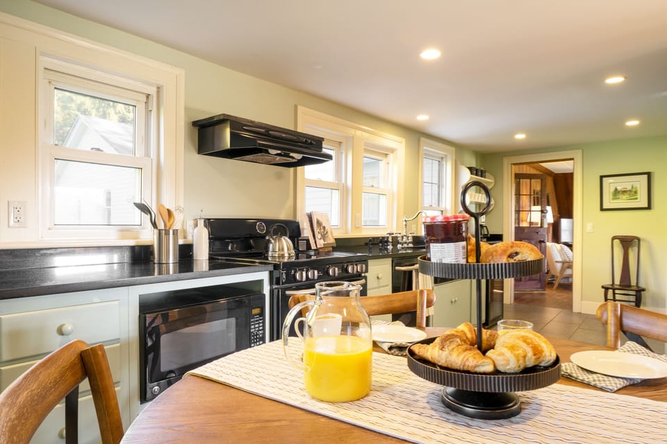 Cozy breakfast nook in the kitchen.