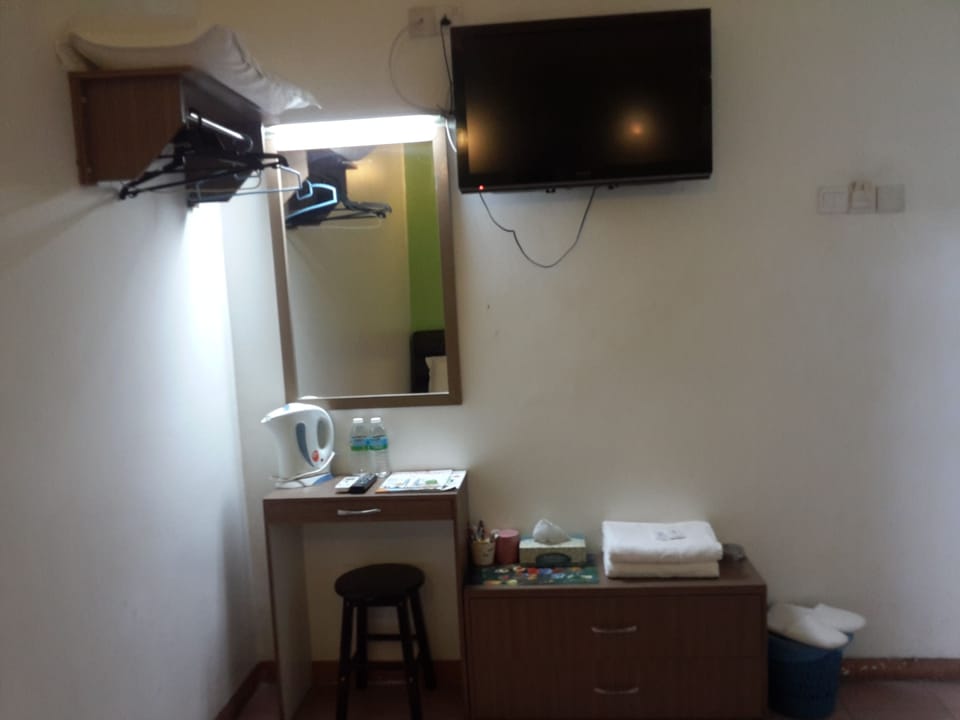Basic Double or Twin Room, 2 Twin Beds, Corner | In-room dining