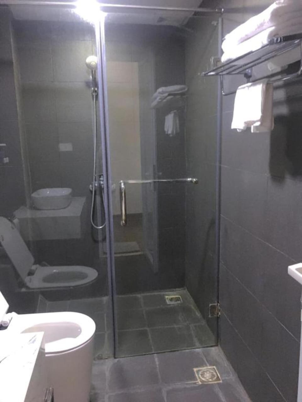 Superior Double Room | Bathroom | Shower, hydromassage showerhead, free toiletries, hair dryer