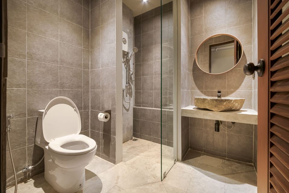 Superior Room | Bathroom | Shower, hair dryer, towels