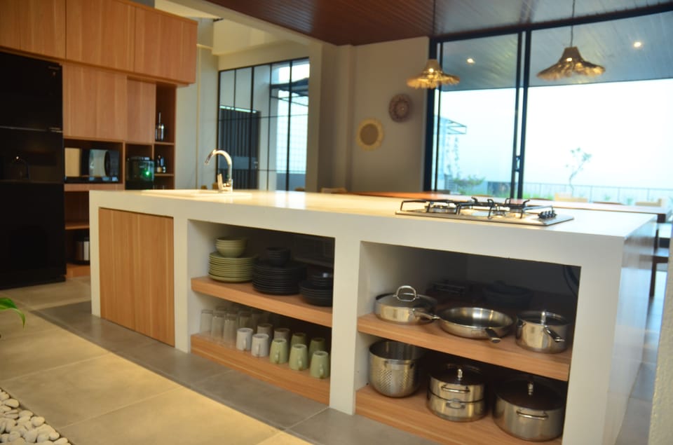 Family Villa | Private kitchen | Stovetop, paper towels