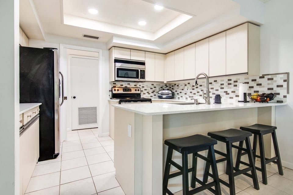 Kitchen area with bar seating for 3!