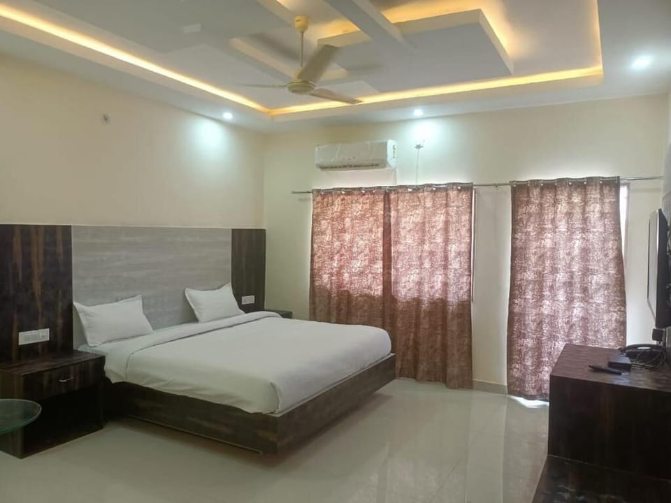 Pillowtop beds, individually furnished, desk, laptop workspace