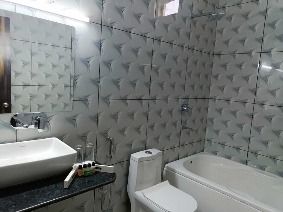 Superior Double or Twin Room | Bathroom | Rainfall showerhead, free toiletries, towels, soap