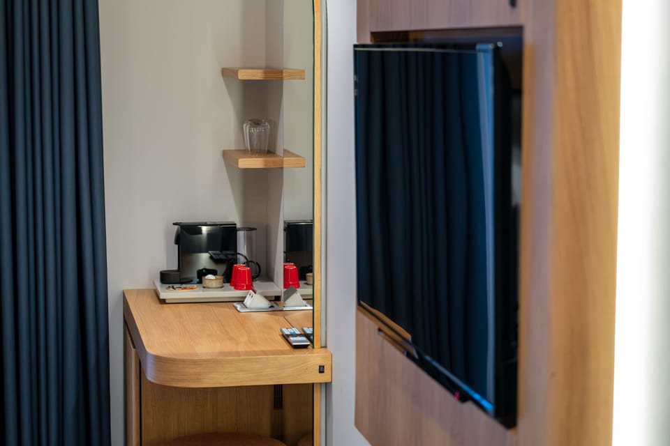 Deluxe Double Room, 1 King Bed, Non Smoking | Premium bedding, down comforters, Tempur-Pedic beds, minibar