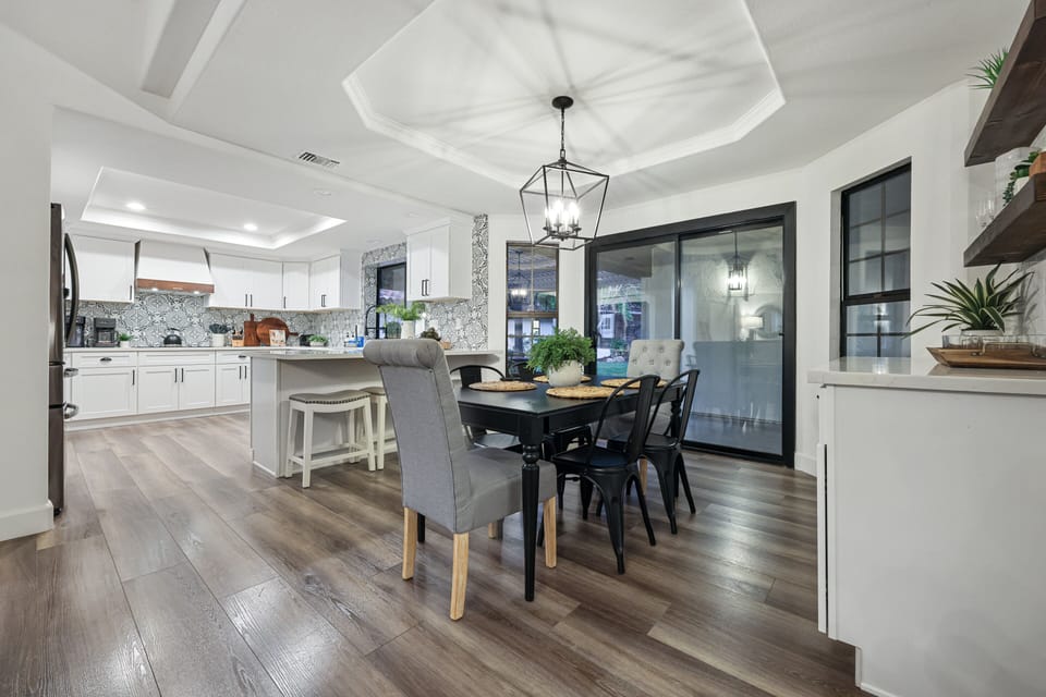 Breakfast table has seating for 6 people.