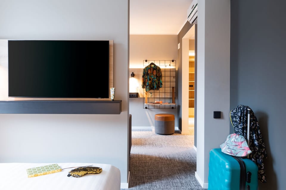 Family Room, 1 Queen Bed with Sofa bed | Desk, laptop workspace, blackout drapes, soundproofing