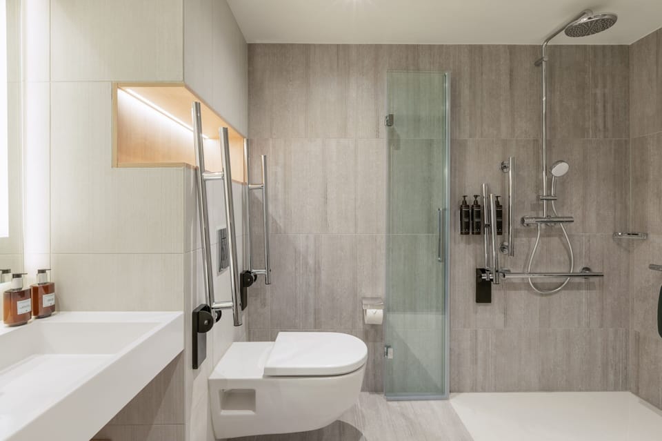 Studio, 1 Queen Bed with Sofa bed | Bathroom | Shower, free toiletries, hair dryer, towels