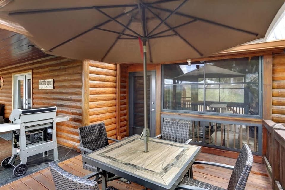 4-SEATER TABLE FACING SUNROOM