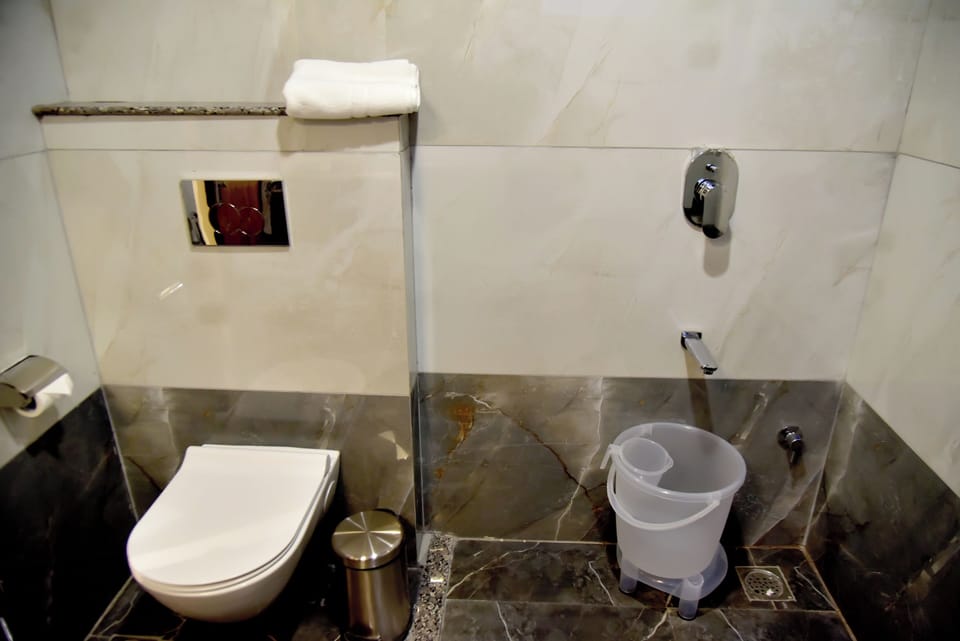 Family Room | Bathroom | Shower, towels