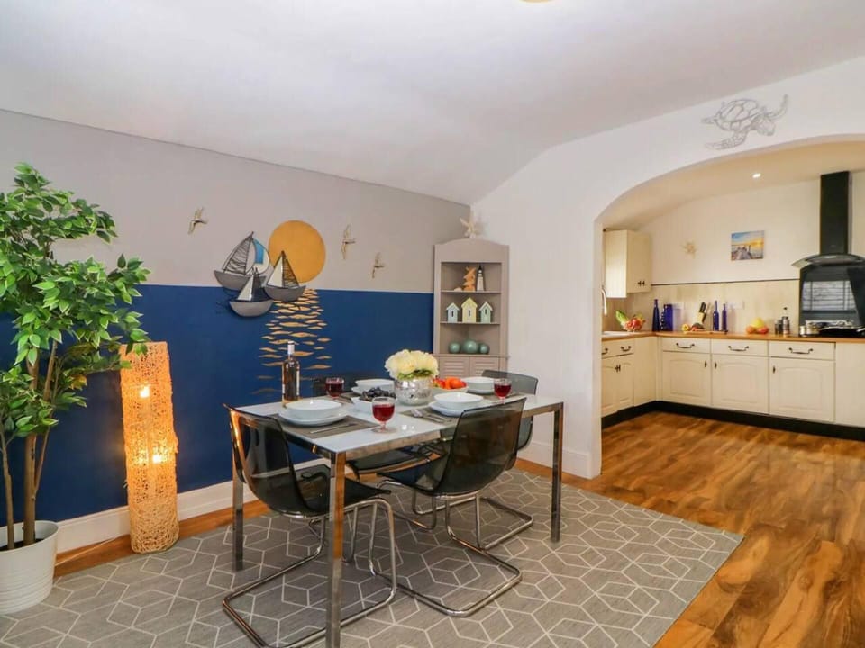 Apartment | Living area | Fireplace